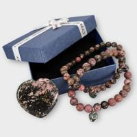 2 Rhodoniet Armbanden met Hartje Edelsteen (incl. cadeaudoosje)