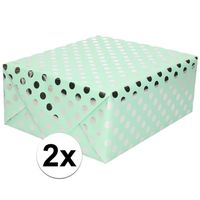 2x Mintgroene inpakpapier/cadeaupapier zilveren stip 200 x 70 - thumbnail