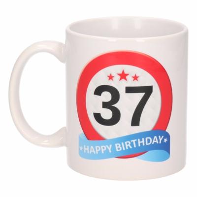 37 jaar Verjaardag koffiemok - cadeau beker - stopbord print - 300 ml - keramiek - wit 37 jaar Verjaardag koffiemok - cadeau beker - stopbord print - 300 ml - keramiek - wit