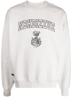 izzue x Neighborhood sweat à logo imprimé - Gris