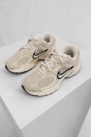Nike V5 RNR Sneakers Dames Beige - Maat 40.5 - Kleur: Beige | Soccerfanshop Nike V5 RNR Sneakers Dames Beige - Maat 40.5 - Kleur: Beige | Soccerfanshop