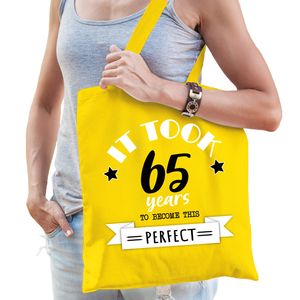 Cadeau tas voor dames - 65 en perfect - geel - katoen - 42 x 38 cm - vijfenzestig - shopper