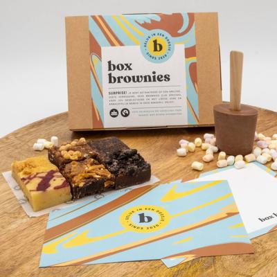 Hot Chocolate box - 6 Brownies Per Post - Brievenbus Pakket - Box Brownies - Fair trade chocolade - Chocolademelk sticks - Mini Marshmallows - Cadeau Hot Chocolate box - 6 Brownies Per Post - Brievenbus Pakket - Box Brownies - Fair trade chocolade - Chocolademelk sticks - Mini Marshmallows - Cadeau