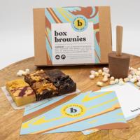 Hot Chocolate box - 6 Brownies Per Post - Brievenbus Pakket - Box Brownies - Fair trade chocolade - Chocolademelk sticks - Mini Marshmallows - Cadeau