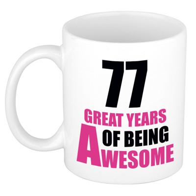 Verjaardag 77 jaar Koffiemok Cadeau - Great years of being awesome - wit/roze - voor dames