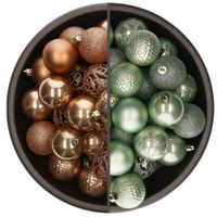 74x stuks kunststof kerstballen mix van mintgroen en camel bruin 6 cm