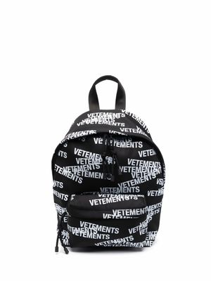 VETEMENTS sac à dos à logo imprimé - Noir