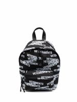 VETEMENTS sac à dos à logo imprimé - Noir