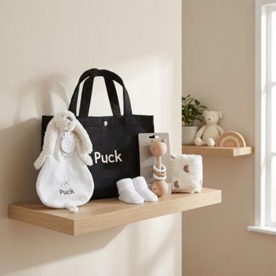 Babycadeautasje met knuffeldoekje en rammelaar Babycadeautasje met knuffeldoekje en rammelaar