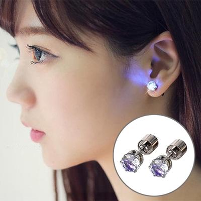 2 PC'S stijlvolle Cubic Zirconia oorbellen met felle licht willekeurige kleur levering
