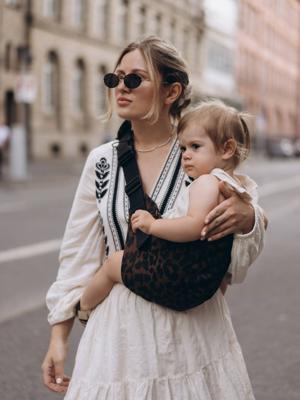 Draagzak voor baby's en kinderen 9 maanden - 4 jaar bruin, bedrukt Draagzak voor baby's en kinderen 9 maanden - 4 jaar bruin, bedrukt