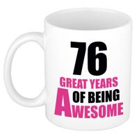 Verjaardag 76 jaar Koffiemok Cadeau - Great years of being awesome - wit/roze - voor dames