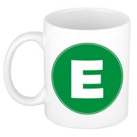 Mok / beker met de letter E groene bedrukking voor het maken van een naam / woord of team Mok / beker met de letter E groene bedrukking voor het maken van een naam / woord of team