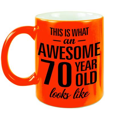 Awesome 70 year verjaardag cadeau - koffiemok - beker - neon oranje - 330 ml