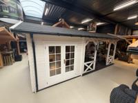 Interflex 6732 Blokhut 667x320 cm 40 mm vuren compleet wit gecoat incl. zwarte dakshingles, composiet funderingsbalken, antraciet vlonder en gootset - Showmodel Numansdorp- Kapschuurdak- - Interflex