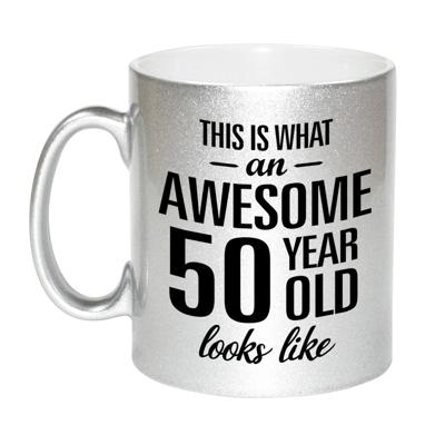 This is what an awesome 50 year old looks like - koffiemok - zilver - Beker - verjaardag cadeau This is what an awesome 50 year old looks like - koffiemok - zilver - Beker - verjaardag cadeau