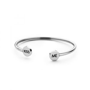 Key Moments 8KM-B00476 Bangle met tekst Kiss me, one-size zilverkleurig