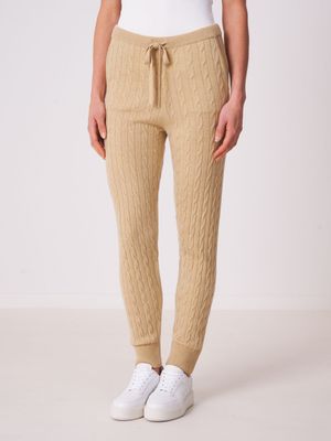 Broek met fijn kabelpatroon