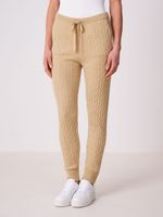 Broek met fijn kabelpatroon