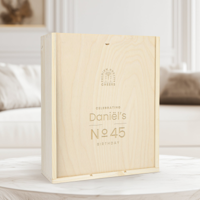 Gegraveerde houten kist met ruimte voor fles en 2 champagneglazen Gegraveerde houten kist met ruimte voor fles en 2 champagneglazen