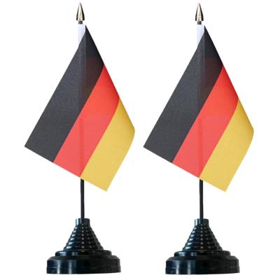Vlag Duitsland tafelvlaggetjes - 2x stuks - 10 x 15 cm vlag - met zwarte standaard Vlag Duitsland tafelvlaggetjes - 2x stuks - 10 x 15 cm vlag - met zwarte standaard