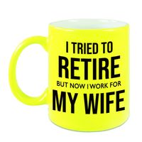I tried to retire but now I work for my wife pensioen mok / beker neon geel afscheidscadeau 330 ml I tried to retire but now I work for my wife pensioen mok / beker neon geel afscheidscadeau 330 ml