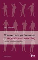 Non-verbale werkvormen in supervisie en coaching (Paperback)