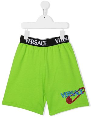 Versace Kids short de sport à bande logo - Vert