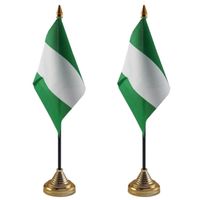 2x stuks Nigeria tafelvlaggetje 10 x 15 cm met standaard