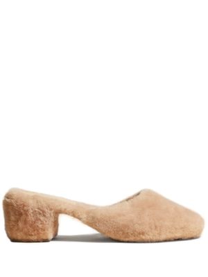 KHAITE mules Clio 50 mm en peau lainée - Tons neutres