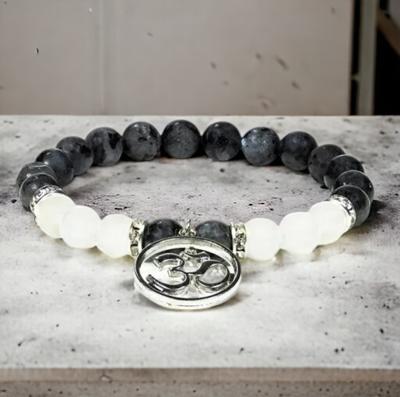 Armband labradoriet en witte agaat met OHM - Armbanden - Spiritueelboek.nl