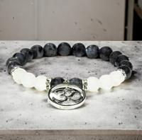 Armband labradoriet en witte agaat met OHM - Armbanden - Spiritueelboek.nl