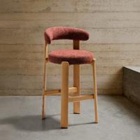 Kave Home Barkruk 'Granite' Chenille en essenhout, kleur Terracotta/Naturel (zithoogte 75cm)