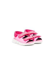 Versace Kids sandales à logo imprimé - Rose