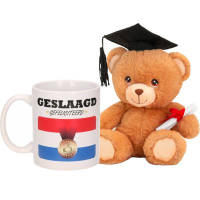 Geslaagd gefeliciteerd cadeau koffiemok - beker inclusief afstudeer cadeau knuffelbeer - met diploma Geslaagd gefeliciteerd cadeau koffiemok - beker inclusief afstudeer cadeau knuffelbeer - met diploma