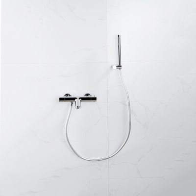 Fortifura Calvi Thermostatische badkraan met staafhanddouche, handdouchehouder en gladde doucheslang chroom SW496810/SW720564/SW720223/SW706209