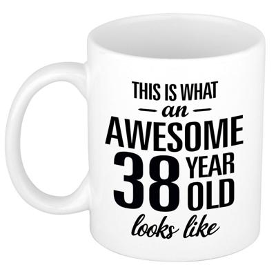 This is what an awesome 38 year old looks like - cadeau koffiemok - 300 ml - verjaardag 38 jaar