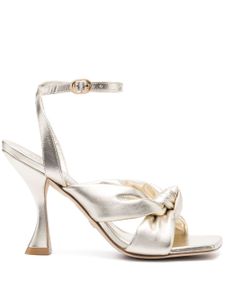 Stuart Weitzman sandales Playa 100 mm à bride cheville - Or