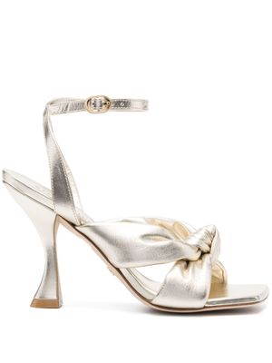 Stuart Weitzman sandales Playa 100 mm à bride cheville - Or