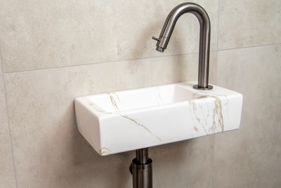 Mueller Mini Apa fonteinset rechts met wit marmeren fontein en gebogen verouderd ijzeren kraan Mueller Mini Apa fonteinset rechts met wit marmeren fontein en gebogen verouderd ijzeren kraan