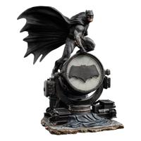 Iron Studios Deluxe Art Scale Batman on Batsignal Iron Studios Deluxe Art Scale Batman on Batsignal