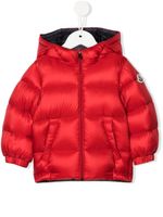 Moncler Enfant veste en duvet d'oie à patch logo - Rouge