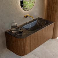 Mondiaz KURVE-DLUX 105 cm Onderkast Greeploos 1 Lade Met Deuren Walnut, Wastafel Solid Surface Rechts Lava 0 Kraangaten Zonder Spiegel (KRVBGS105L1L1D0KR-Wal/Lav)