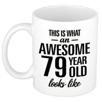 This is what an awesome 79 year old looks like - cadeau koffiemok - 300 ml - verjaardag 79 jaar