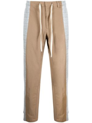 ROMEO HUNTE pantalon chino à empiècements contrastants - Marron