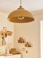 Metalen lampenkap voor hanglamp, geschulpte details kaneel