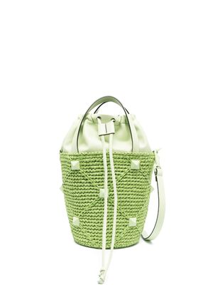 Valentino Garavani sac seau en raphia à ornements Roman Stud - Vert