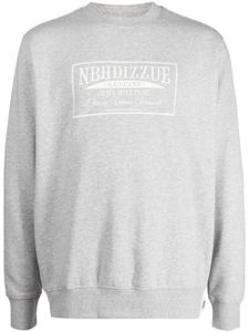 izzue x Neighborhood sweat à logo imprimé - Gris