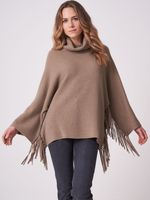 Poncho trui met rolkraag en franjes Poncho trui met rolkraag en franjes