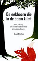 De eekhoorn die in de boom klimt (Paperback)